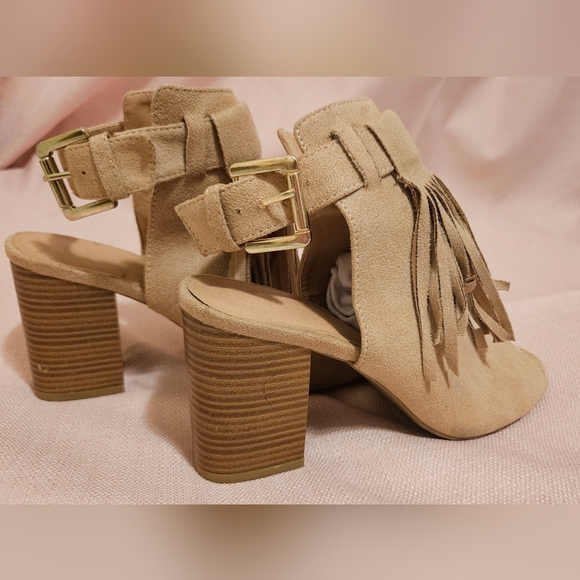 Beige slingback open toe shooties with fringe (7) - Picture 2 of 4